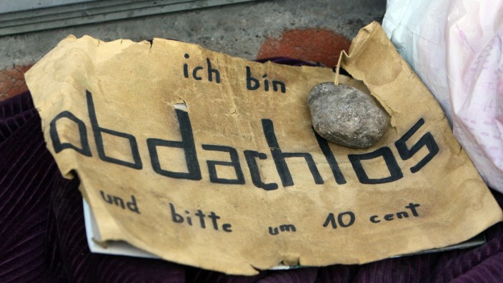Armut: Die meisten wohnungslosen Menschen in Bayern leben in München. Ein Obdachloser bat mit diesem Schild um Hilfe.