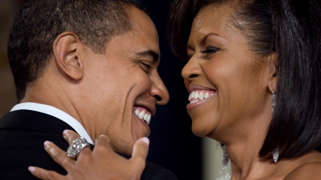 Promis der Woche: Gibt gern Einblicke in ihre eigene Geschichte und Ehe: Michelle Obama, hier zusammen mit ihrem Mann Barack auf einem Ball 2009.