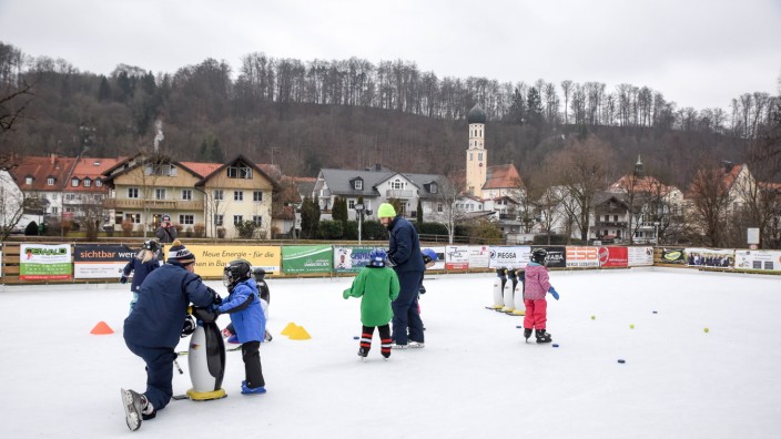 Freizeit in Pandemie-Zeiten: Die "Eiszeit" an der Loisach soll auch in diesem Winter wieder zum Highlight für Kinder und Jugendliche werden.
