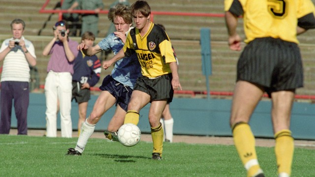 Letztes DDR-Länderspiel vor 30 Jahren : Jörg Stübner (Bildmitte), hier am Ball für seinen Klub Dynamo Dresden.