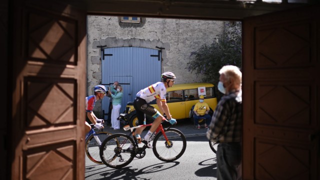 Tour de France: Eine Liebesbeziehung auf Distanz: Viele Franzosen befolgen in diesem Jahr den Rat, die Tour am TV oder aus der Ferne zu beobachten.