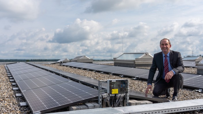 Sonnenenergie: Wirtschaftsminister Hubert Aiwanger (FW) im Frühjahr bei der Besichtigung der Fotovoltaikanlage auf dem Canon-Werk in Poing.