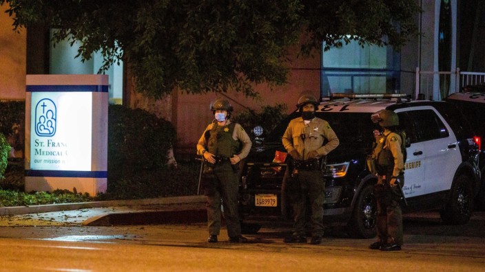 Nach Schüssen auf US-Polizisten: Polizisten bewachen den Eingang des St. Francis Krankenhauses in Los Angeles, wo ihre verletzten Kollegen behandelt werden.