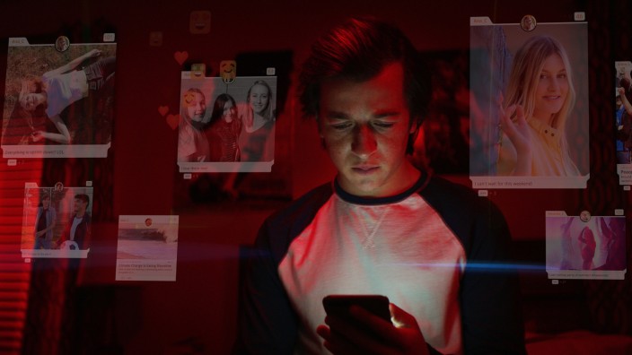 Netflix-Dokumentation: In einer fiktionalen Parallelerzählung zeigt die Doku den Teenager Ben, der sich nicht von seinem Smartphone losreißen kann.