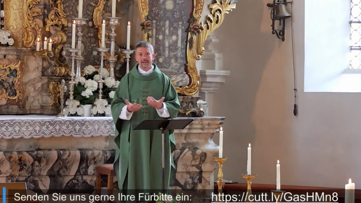 Teamleistung: Die Gottesdienste in der Kirche Mariä Himmelfahrt in Tading mit Pfarrer Christoph Stürzer werden live im Internet übertragen.