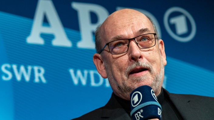 Nach Münchner Missbrauchsgutachten: Lorenz Wolf: "Solange der Vorsitz im Rundfunkrat ruht und die Vorwürfe und Verdachtsäußerungen nicht lückenlos geklärt sind, kommt eine Annahme eines neuen Amtes nicht infrage."