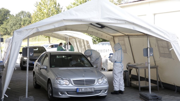 Corona im Landkreis Freising: Die Ankömmlinge werden im hinteren Zelt registriert, im vorderen getestet.