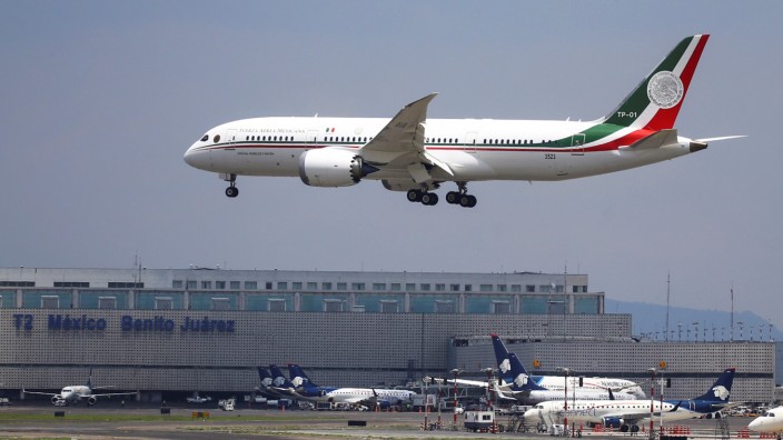 FILE PHOTO: Mexico's presidential plane, which President Andres Manuel Lopez Obrador is selling, lands at Benito Juarez international airport during its return from California, in Mexico City
