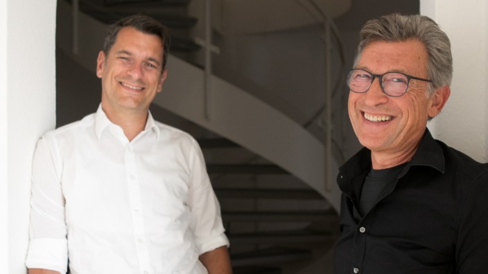 Axel Nauert (schwarzes Hemd) und Oliver Specht haben ein Buch darüber geschrieben, wie Unternehmen nachhaltig wirtschaften können.