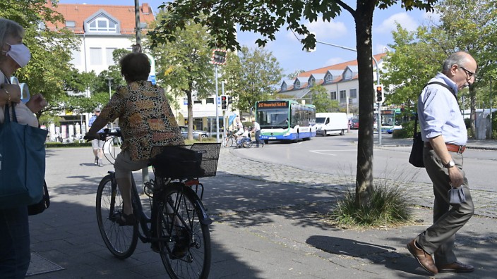 Unterhaching: Radfahrer, Fußgänger, Bus und Autofahrer - die Unterhachinger Hauptstraße gilt als hoch frequentiert.
