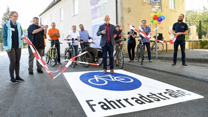 Fürstenfeldbruck: Oberbürgermeister Erich Raff eröffnet am Mittwoch gemeinsam mit Mitarbeitern und Stadträten die neu ausgeschilderte Kirchstraße.