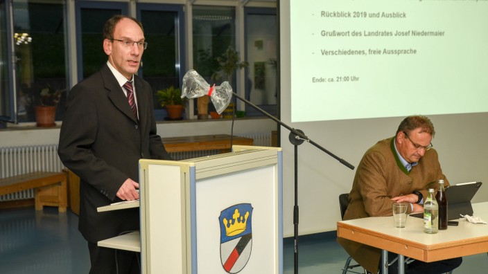 Königsdorfer Bürgerversammlung: Seit einem halben Jahr ist Rainer Kopnicky (links) Bürgermeister von Königsdorf. Am Mittwoch standen er und Landrat Josef Niedermaier (rechts) Rede und Antwort.