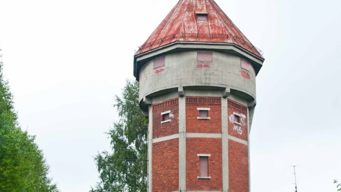 Kirchseeon: Der "Rote Turm" südlich der Bahntrasse gilt als eines der Wahrzeichen von Kirchseeon.