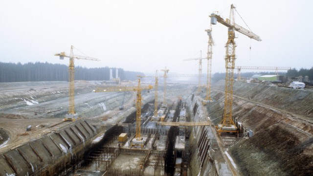 Haus der Bayerischen Geschichte: Durch die riesige Baugrube sollten später Schiffe fahren: Die Arbeiten zum Rhein-Main-Donau-Kanal 1980 bei Leerstetten im Landkreis Roth.