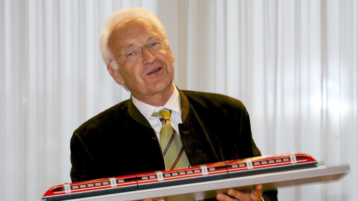 Geschichtsbild: Da strahlte Bayerns Ministerpräsident Edmund Stoiber: Am 25. September 2007 präsentierte er in der Kabinettssitzung ein Transrapid-Modell.