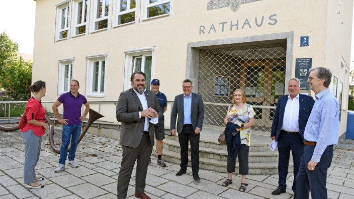 Eichenau: Im Kreise der Liberalen: Daniel Föst (Mitte) beim Besuch vor dem Eichenauer Rathaus.