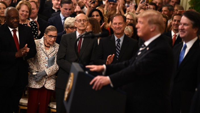 US-Wahlkampf: Ruth Bader Ginsburg (2. v. links) sieht im September 2018 zu, wie Präsident Trump (2.v.r.) den neuen Supreme Court-Richter Brett Kavanaugh (rechts) vereidigt.