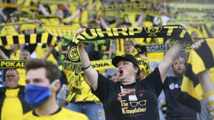 Saisonstart der Bundesliga: Sie sind wieder da: Fans in Dortmund