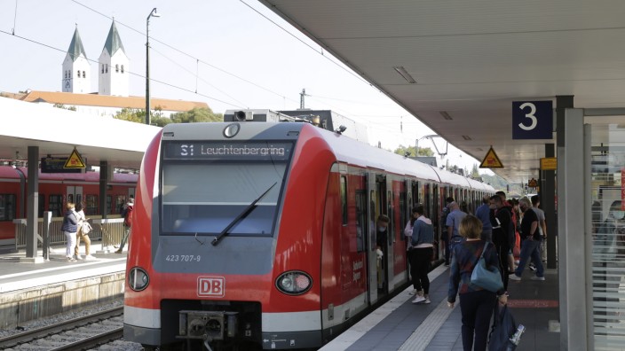 Öffentlicher Nahverkehr in Freising: Von Dezember 2022 an soll auf der S-Bahn-Strecke zwischen Freising und München den ganzen Tag über ein 20-Minuten-Takt gelten.