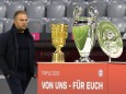 FC Bayern: Trainer Hansi Flick mit den gewonnenen Pokalen der Vorsaison