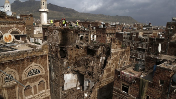(200807) -- SANAA, Aug. 7, 2020 (Xinhua) -- Workers inspect the ruins of a historic building after it collapsed due to d