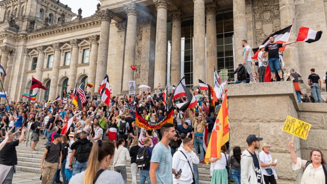 Protest gegen Corona-Maßnahmen am Reichstagsgebäude