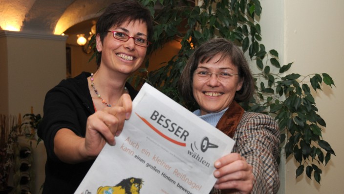 Jubiläum in Ebersberg: Zwei Frauen, die die Arbeit der ÖDP in den vergangenen Jahren stark geprägt haben: Rosi Reindl (links) und Johanna Weigl-Mühlfeld im Jahr 2008. Stolz präsentieren sie das Plakat, das die ÖDP bekannt gemacht hat.