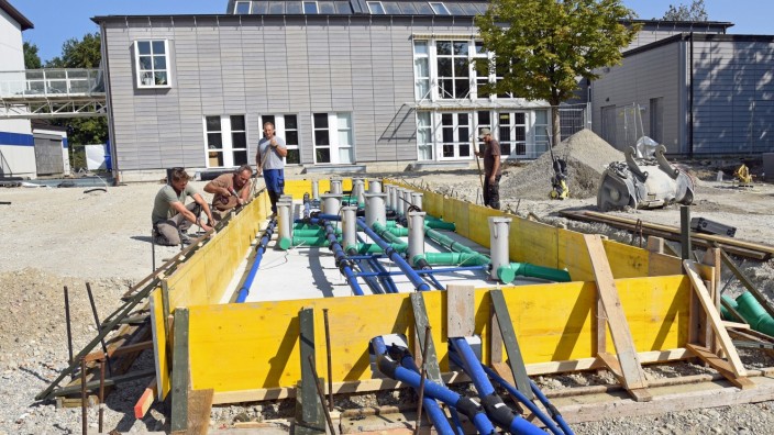 Emmering: Arbeiten am Brunnen: Der Wasserspeier ist eines der neuen Projekte vor dem Bürgerhaus in Emmering.