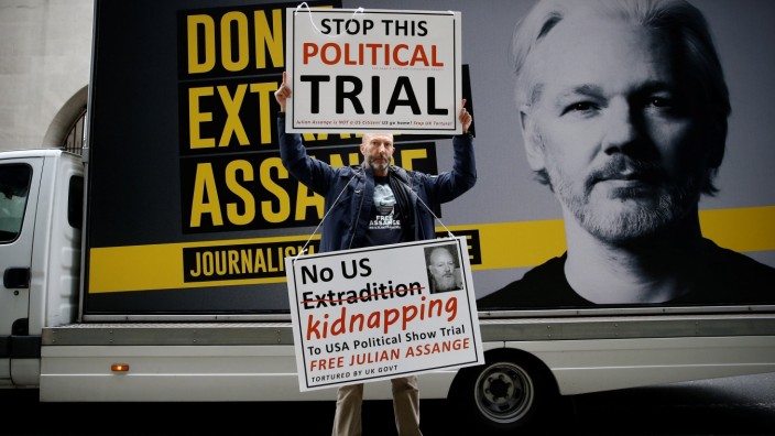 Hearing to decide whether Assange should be extradited to U.S. in London
