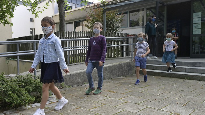 Coronavirus: Maskenpflicht an der Martin-Kneidl-Grundschule: Wie überall bringt Corona auch für Schüler in Grünwald Einschränkungen mit sich.