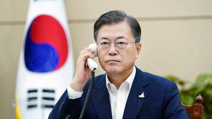 Korea: Voraussichtlich gibt es Streit mit Washington über den Umgang mit Nordkorea: der südkoreanische Präsident Moon Jae-in - hier im Gespräch mit Japans Premier Yoshihide Suga .