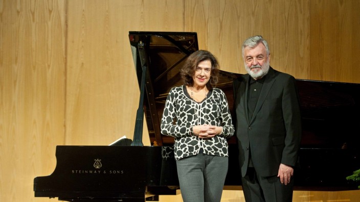 Kulturkürzung in Vaterstetten: Für Kurt Schneeweis, hier mit der Pianistin Jelena Baschkirowa, sind die Rathauskonzerte Vaterstetten ein Lebenswerk.