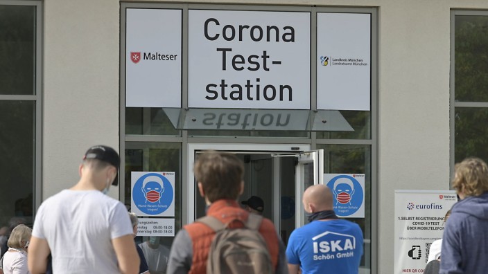 Haar bei München: Die Wartezeit vor der Corona-Teststation in Haar hat sich verkürzt, nachdem die Malteser die Öffnungszeiten erweitert haben.