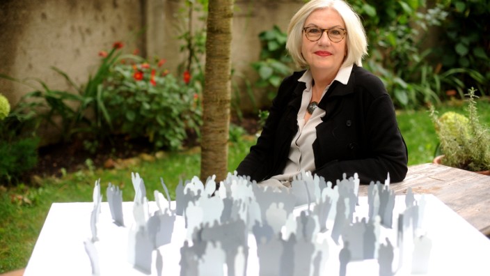 40 Jahre Oktoberfestattentat: Monika Müller-Rieger vor dem Modell der neuen Erinnerungs- und Dokumentationsstätte zum Oktoberfestattentat, die an diesem Samstag an der Theresienwiese eröffnet wurde.