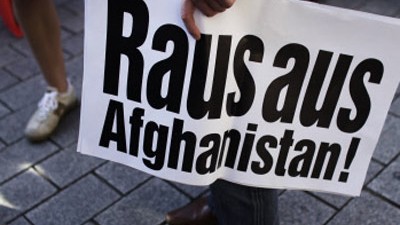 Afghanistan-Einsatz: Demonstranten protestieren in Berlin auf einer Kundgebung der Partei Die Linke gegen den Einsatz von deutschen Soldaten in Afghanistan.
