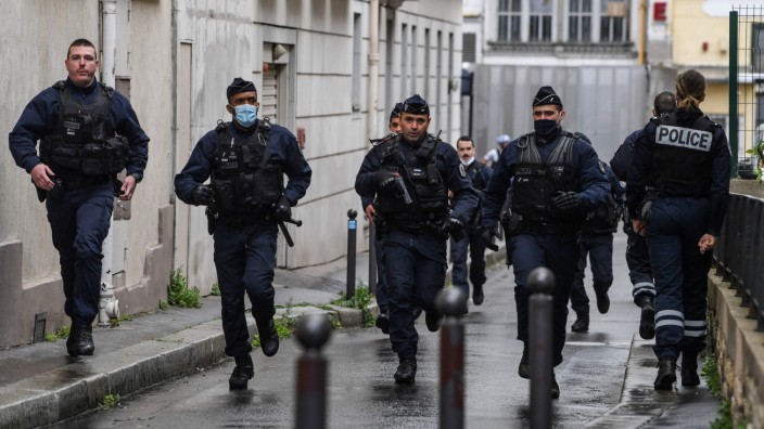 Paris: Französische Polizisten eilen zum Ort des mutmaßlichen Anschlags in der Nähe der früheren Redaktionsräume von Charlie Hebdo in Paris.