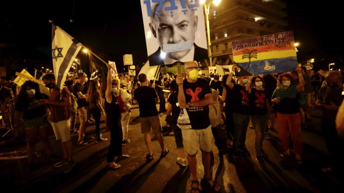Proteste in Israel: Protest mit Abstand und Maske: Demonstranten am vergangenen Sonntag vor Netanjahus Residenz in Jerusalem.