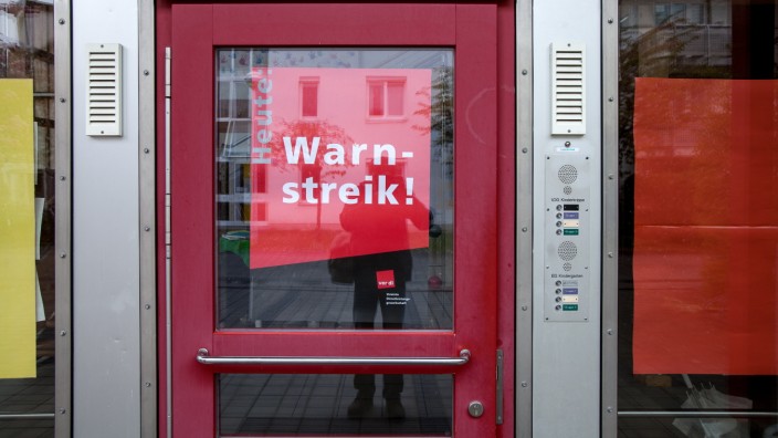 Tarifkonflikt in München: Vor verschlossenen Türen werden am Montag etliche Eltern stehen, sollten sie ihre Kinder in eine Kita bringen wollen. Grund dafür ist ein Warnstreik der Gewerkschaft Verdi.