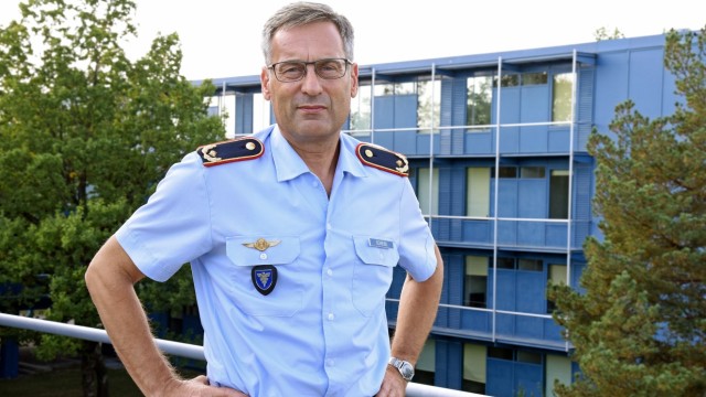 Bundeswehr: Von der Terrasse seines Büros überblickt Brigadegeneral Stefan Scheibl die Offizierschule der Luftwaffe und den Park, der dort in den vergangenen Jahrzehnten angelegt wurde.