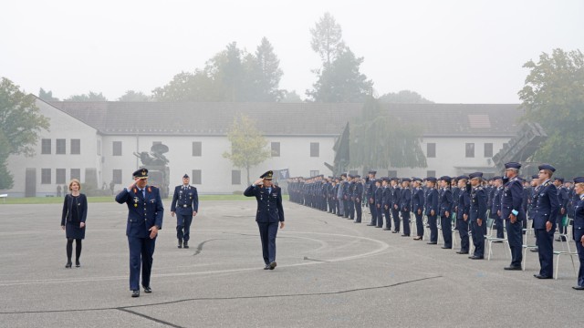 Bundeswehr: Stefan Scheibl (Mitte) verabschiedet die Offizieranwärter, für die sein Vorgänger Michael Traut zuständig war. Die Soldatinnen und Soldaten sind mit dem in Corona-Zeiten angemessenen Abstand zueinander angetreten.