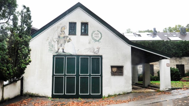 Dorfgestaltung: Das alte Feuerwehrhaus aus dem Jahr 1905 und das daneben befindliche Kriegerdenkmal in Leutstetten sind permanenter Feuchtigkeit ausgesetzt. Eine Sanierung dürfte aufwendig und teuer sein, doch die Stadt Starnberg ist knapp bei Kasse.