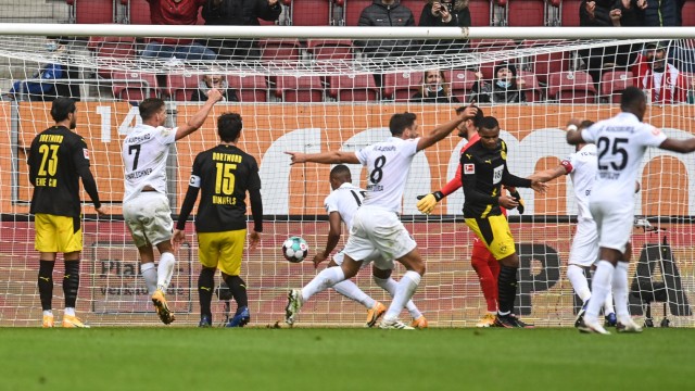Bundesliga: Felix Uduokhai trifft nach einer Freistoßflanke von der Seite.
