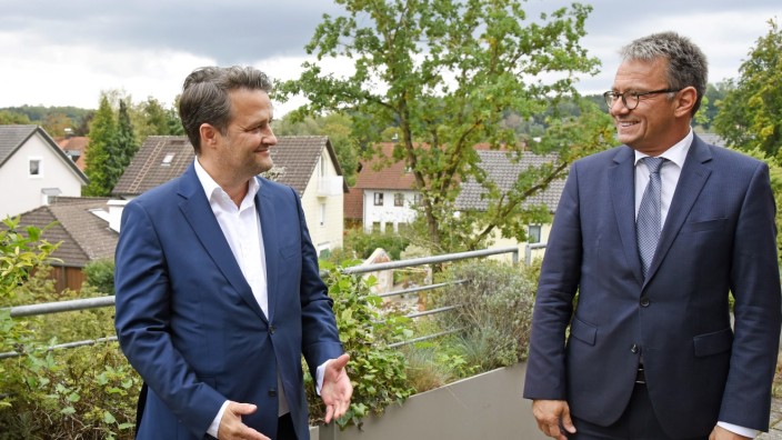Neue Spitze: Öffentlicher Wohnungsbau als Anliegen: Christoph Maier, Geschäftsführer der Wohnungsbaugesllschaft (links), und Landrat Thomas Karmasin.