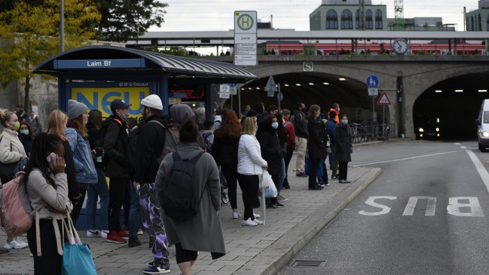 MVG: Die S-Bahn fährt noch - und die Busse auch, wenn auch nicht so häufig wie sonst: Fahrgäste warten am Bahnhof Laim.