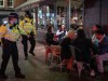 London: Polizisten vor einer Bar während der Corona-Pandemie