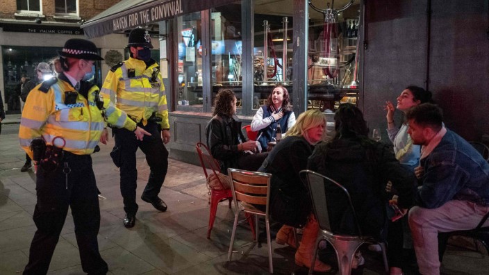 London: Polizisten vor einer Bar während der Corona-Pandemie