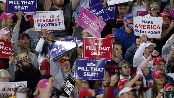 Psychologie: Jubeln dem Präsidenten trotz zahlreicher Skandale zu: Trump-Anhänger auf einer Wahlkampfveranstaltung in Pennsylvania.