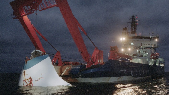 Schiffsunglück: Zwei Monate nach dem Untergang werden Teile der "Estonia" im November 1994 geborgen.
