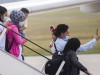 Sie kamen auf offiziellem Weg: Migranten steigen aus einem Flugzeug am Flughafen Hannover.