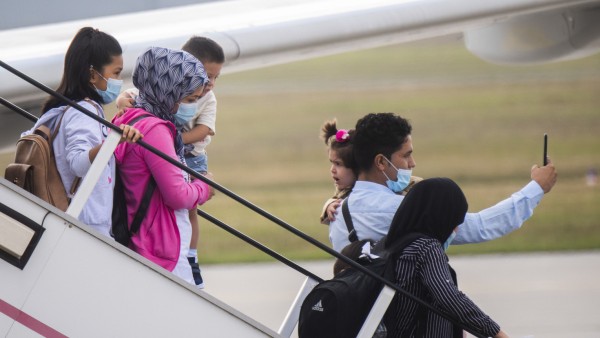 Sie kamen auf offiziellem Weg: Migranten steigen aus einem Flugzeug am Flughafen Hannover.